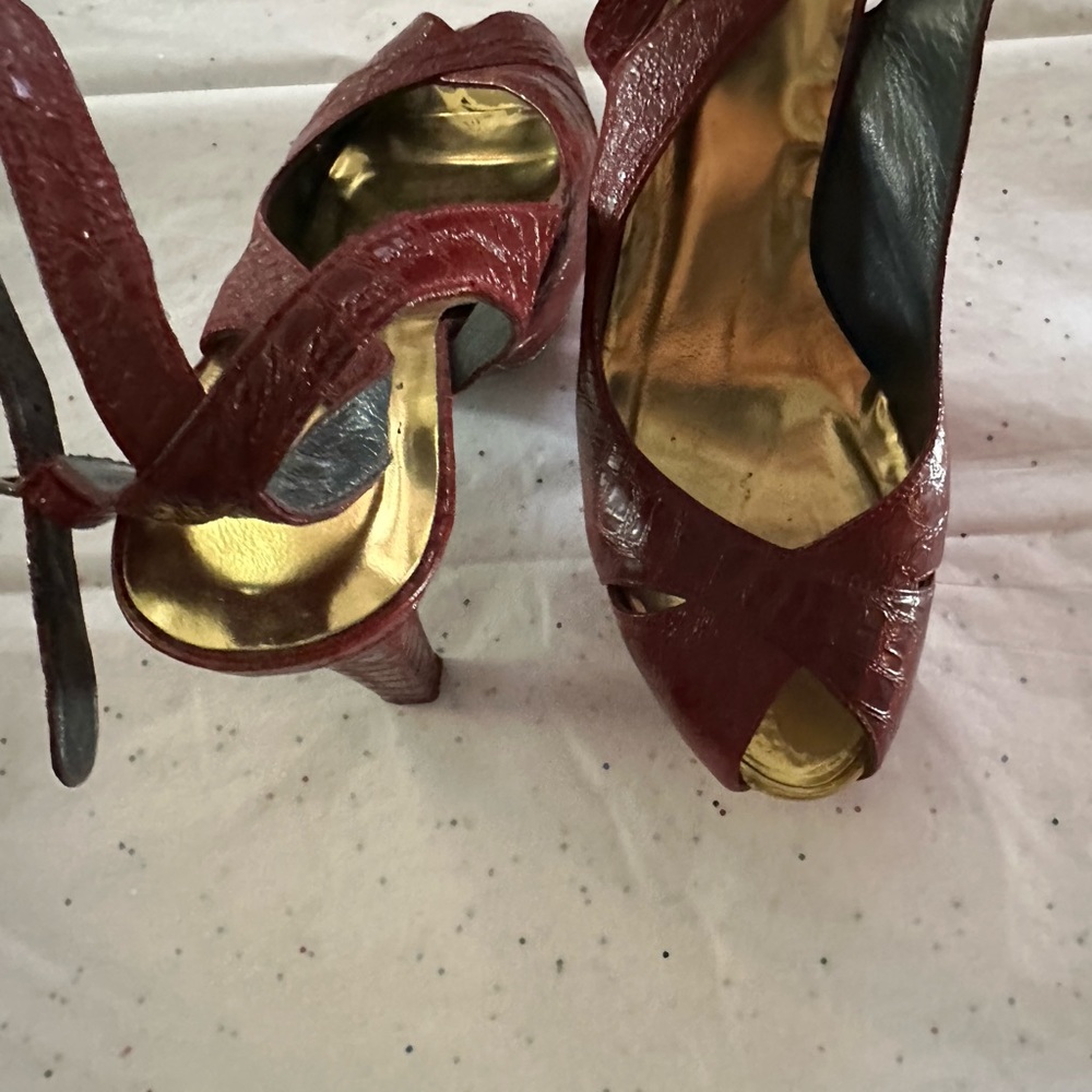 Stuart Weisman, red ankle strap heal - Picture 4 of 7